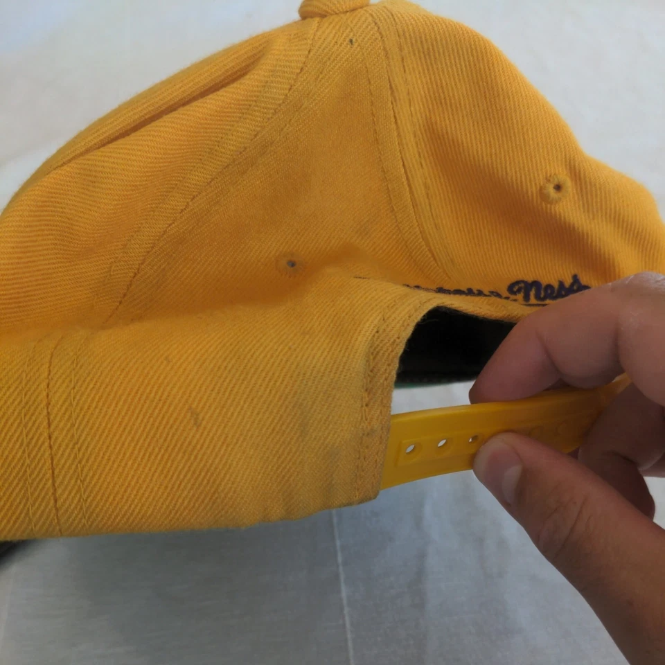 湖人队 x Mitchell & Ness Snapback 背靠背 87-88 NBA 冠军罕见金色  — 第 4/4 张图片