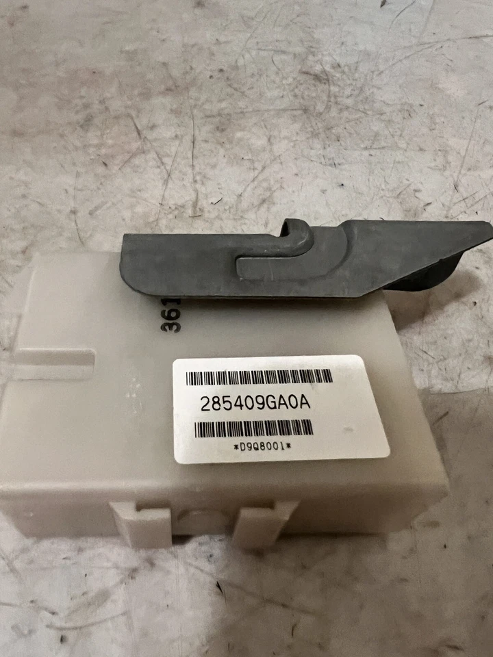 2014 Nissan TITAN Shift Lock Control Module 28540-9GA0A OEM - Imagem 2 de 4