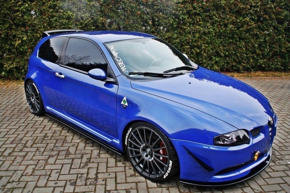 Rajouts des bas de caisse Alfa Romeo 147 GTA Maxton Noir Brillant