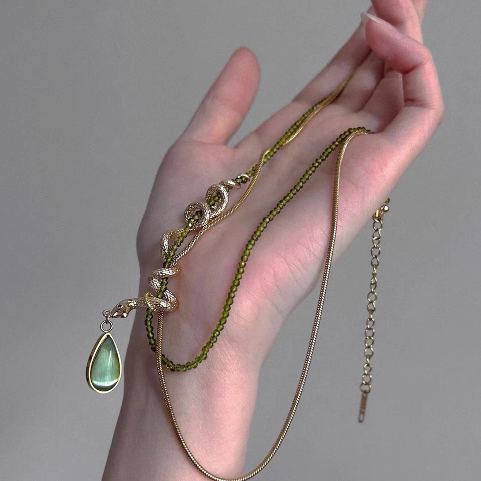 Colar Gargantilha Retro Boho Verde Oliva - Pingente Corrente em Camadas Tom Dourado Gota de Lágrima - Imagem 2 de 4