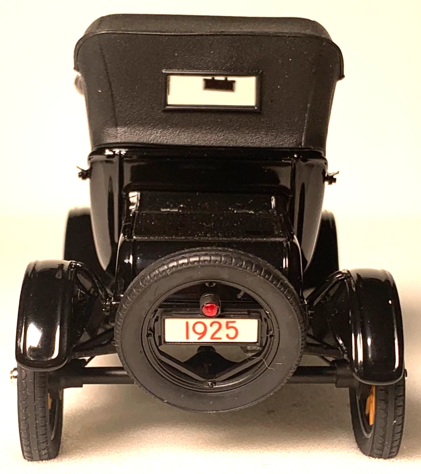 Danbury Mint 1925 Ford Model T Runabout Black scale 1:32 Inventory# 4461 - Image 3 of 4