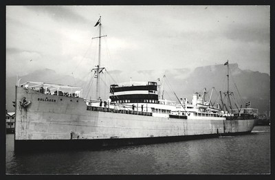 Fotografie Schwedisches Frachtschiff Bullaren vor dem Tafelberg in Kapstadt 