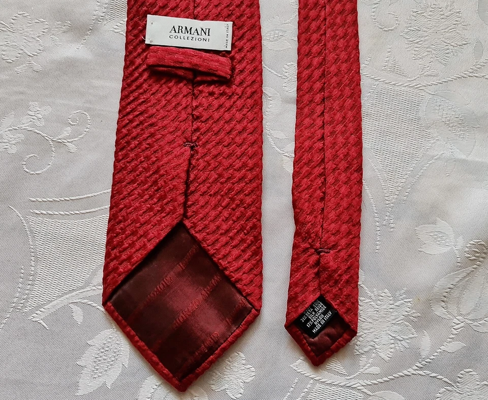 GENTS VINTAGE AUTHENTIC ITALY GIORGIO ARMANI RED WOOL SILK MEN'S NECK TIE - Image 3 of 4