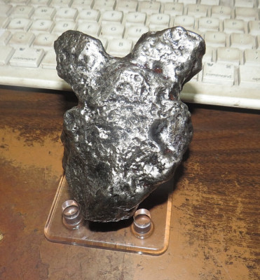 690 GM. BABY CAMPO DEL CIELO METEORITE ; AAA GRADE 1.5 POUNDS CLEANED STAND