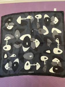 Foulard vintage GUCCI en soie taille mini motif abstrait noir blanc gris