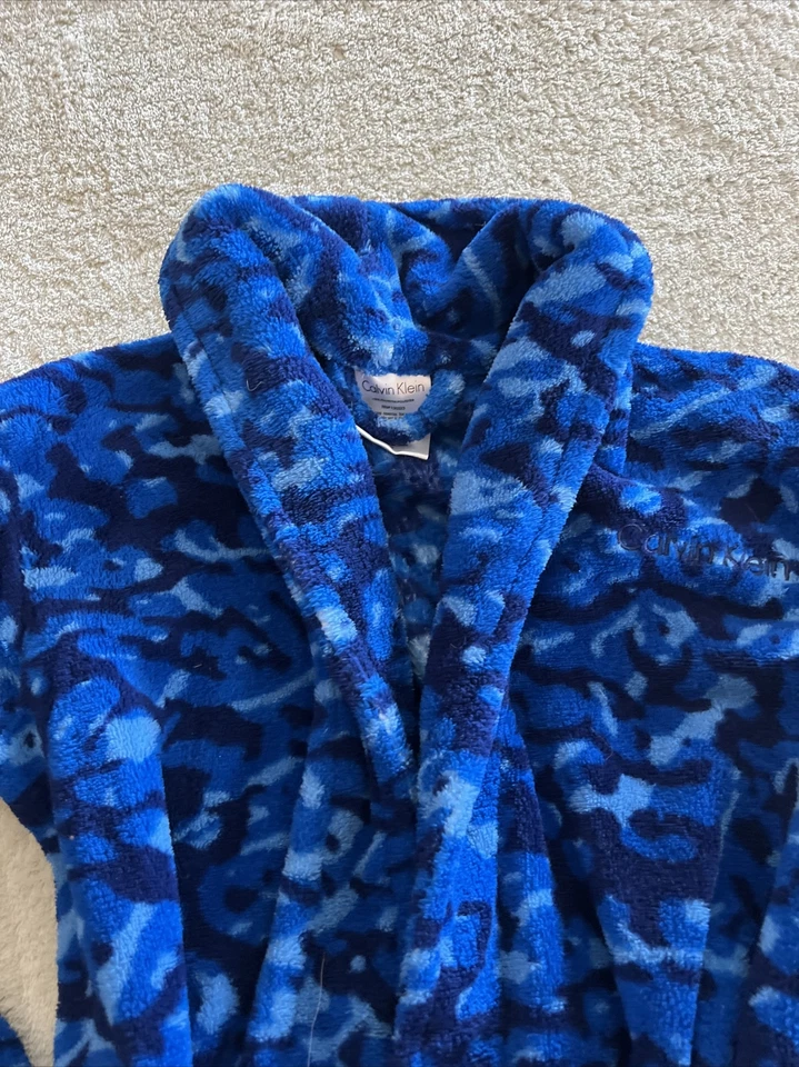 Bata de dormir de vellón manga larga camuflaje azul Calvin Klein para niños 7-8 Foto 2 de 4