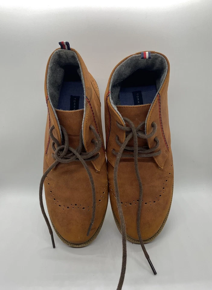 Botines Tommy Hilfiger Michael Chukka Taupe para niños, talla US 2 Foto 2 de 4