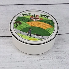 Villeroy & Boch Design Naif Round Porcelain Folk Art Trinket Box Hunter & Dog