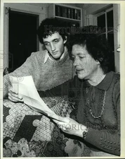 1980 Press Photo Louise Kennedy reads letter from captive husband held in Iran