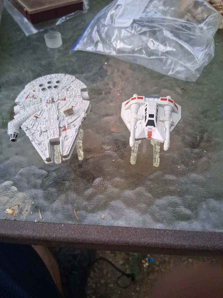 Lote fundido a presión Star Wars Hot Wheels X-Wing Millennium Falcon Foto 3 de 4