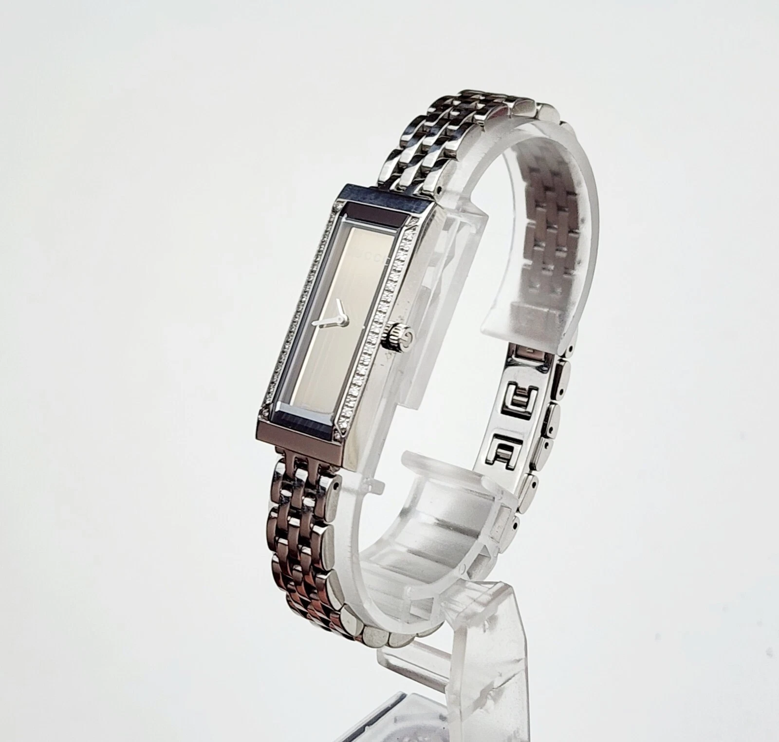 Montre femme SUISSE GUCCI 127,5. Lunette en diamants. Cadran miroir. En BOITE
