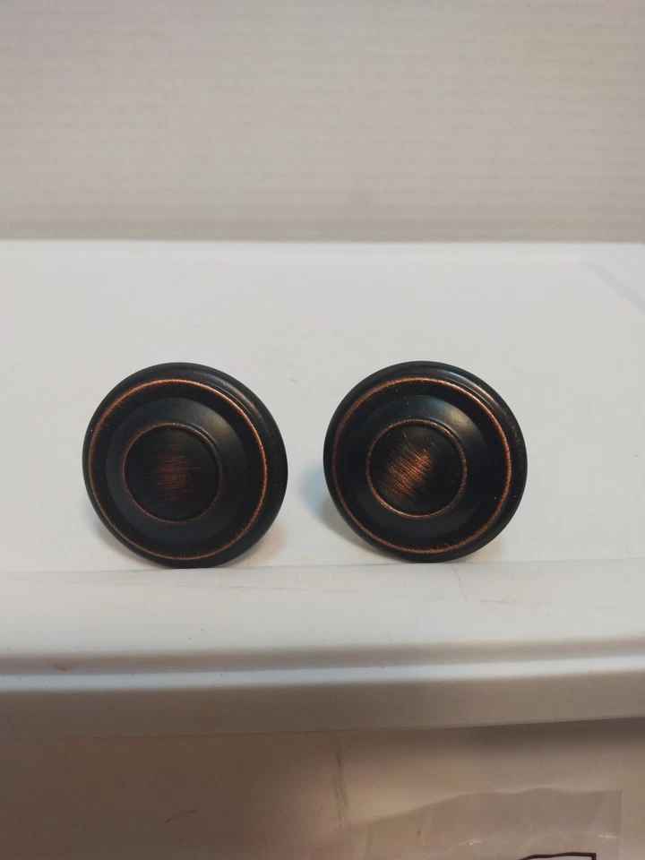 Perillas de gabinete de cocina Allen Roth acabado bronce frotado con aceite 21 piezas 1 3/8 pulgadas Foto 2 de 4