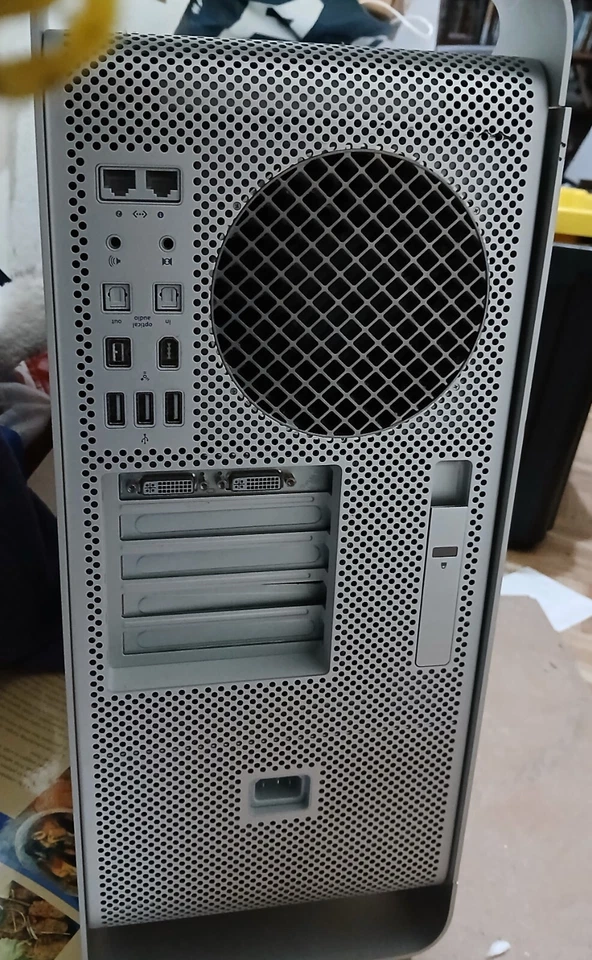 Apple Mac Pro A1186 Dual Intel Xeon 2x2GHz 2GBRM 667MHz 1000GB HD DVDRW 10.6.7OS - Image 4 of 4