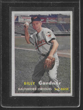1957 TOPPS BASEBALL #  17 BILLY GARDNER NICE CARD