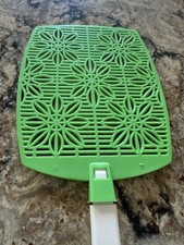 Green Flower Power Fly Swatter Long Handle Arrow USA Retro Vintage Kitchen