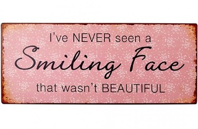 IB Laursen Schild ''I've never seen a Smiling Face that wasn't beautiful'' Blech 