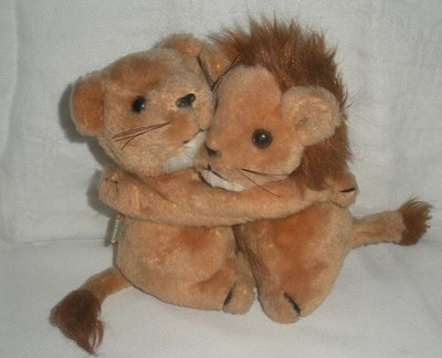 R Dakin Vintage 1978 Plush Hugging Lions 