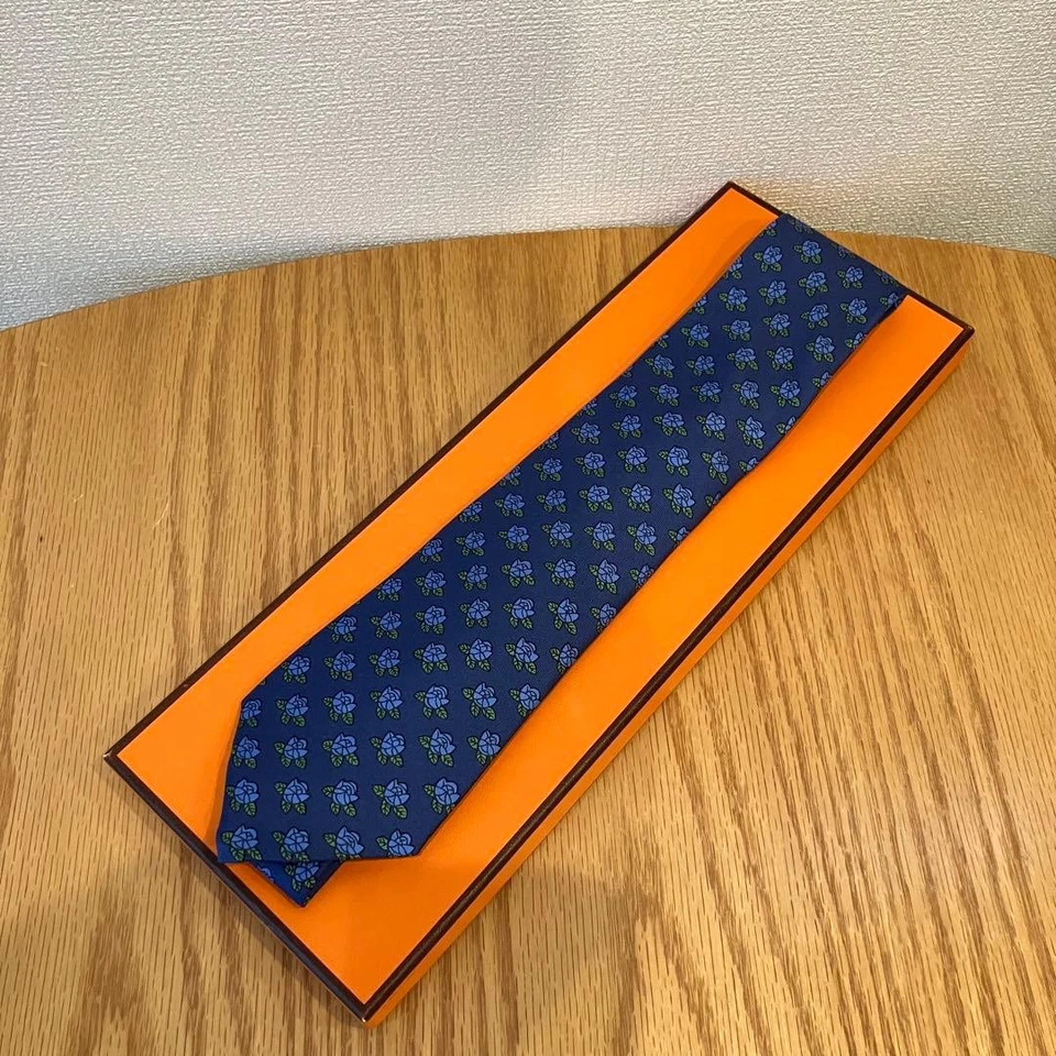 Gravata de pescoço HERMES nova não usada flor verde marinho 100% seda com caixa feita na França - Imagem 3 de 4
