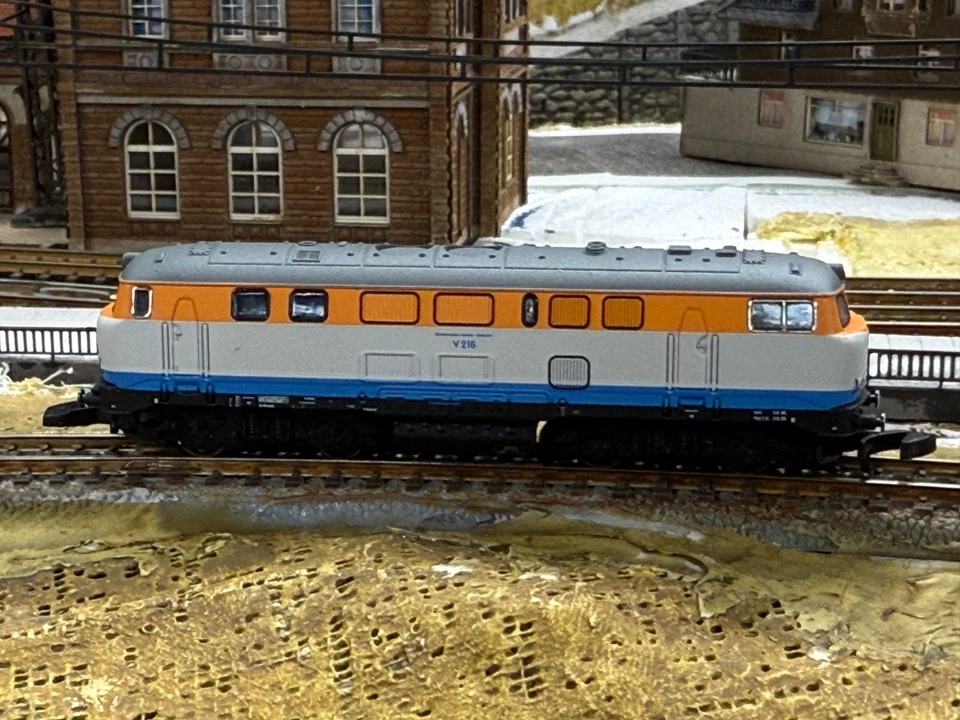 Z Scale Marlin 88669 Class V 216 Diesel Locomotive - Image 4 of 4