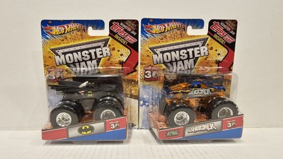 BATMAN & SHOCKER Hot Wheels Monster Jam Topps Card 1:64 2012 Truck lot Edge Glow
