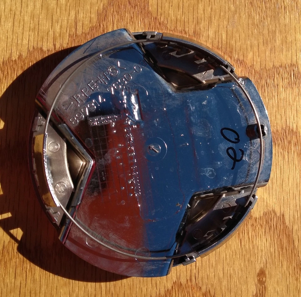 Isuzu Axiom Amigo center cap, chrome,  2002-2004 part number 897314 7630-03 02 - Image 3 of 3