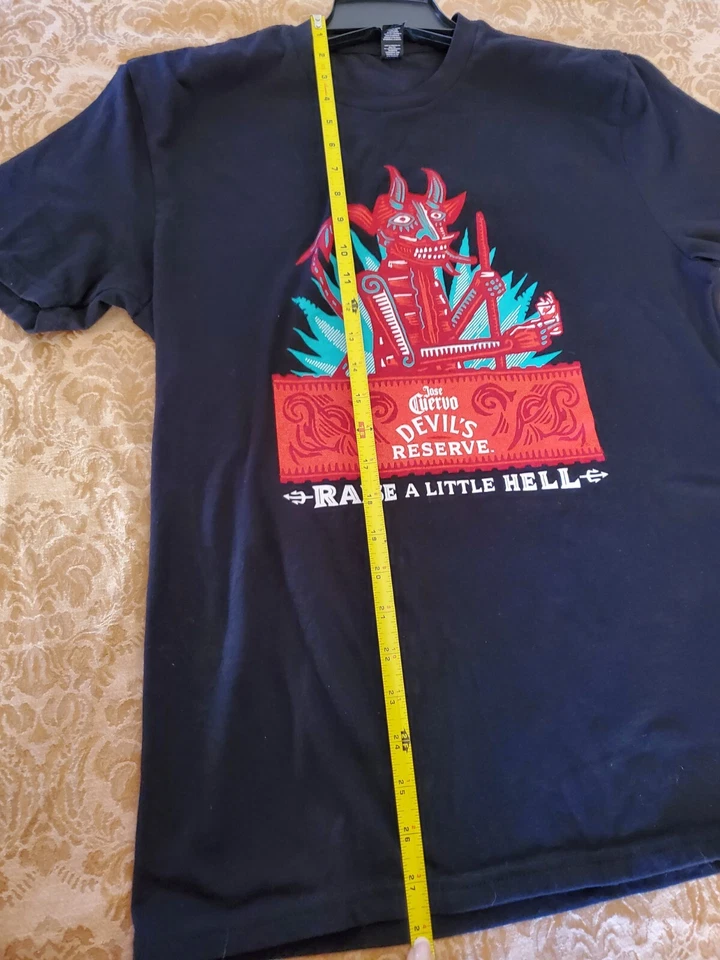 Camiseta gráfica Jose Cuervo Devils Reserve colorida por camisa de distrito Foto 3 de 4