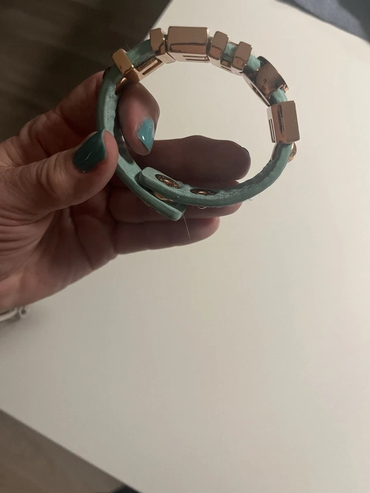 Pulsera BCBGENERATION Snap Cuff Inspo FEROZ Blanco Rosa Tono Silicona Foto 2 de 4