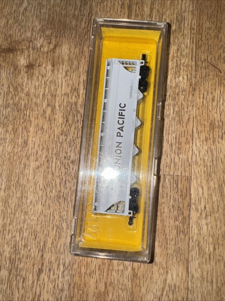 Atlas N Scale -3701 Union Pacific 4-Bay Centerflow Covered Hopper #24023 New - Image 2 of 2