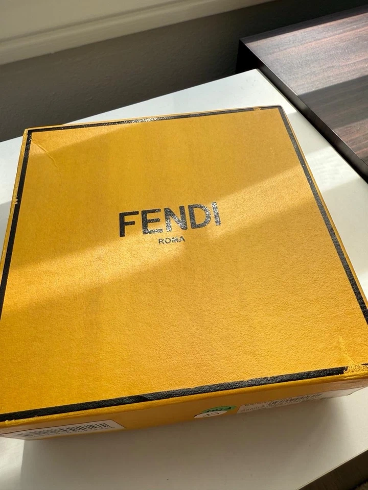 Nuevo sin etiquetas Nuevo Fendi Bebé Gris y Blanco Puntera Gorra Zapatos con Logo Talla I Foto 2 de 4