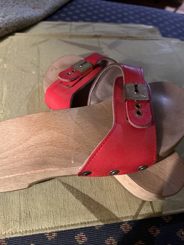 Dr Scholls Vtg Red Leather/Wood Sandals Sz 7 Womens Slip On Made In Austria Wear - Image 4 of 4