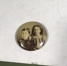 Antiguo Pinback Celuloide Retrato Botón Pin-Lock 1898 Pat’d Foto Botón