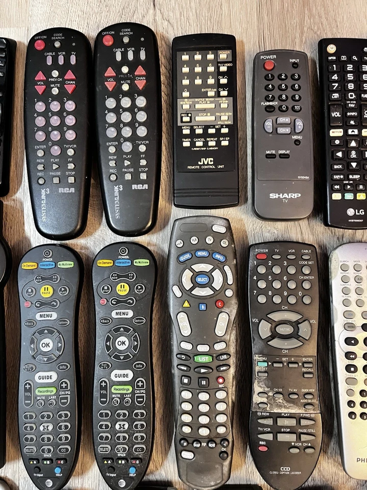 Lote de 44 mandos a distancia por cable TV DVD sin probar - marcas mixtas - todos tienen respaldo Foto 3 de 4