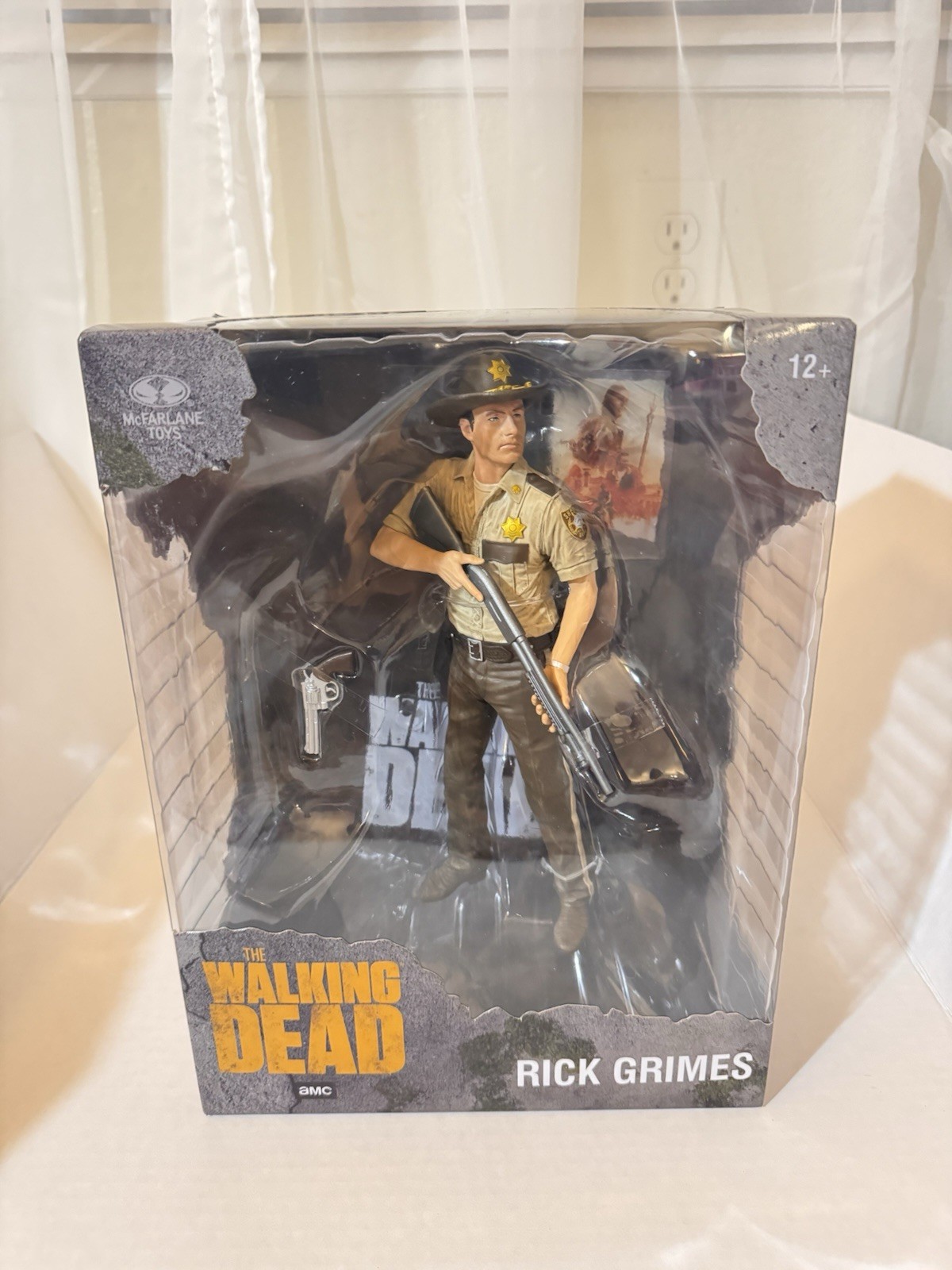 McFarlane Toys - The Walking Dead Rick Grimes 1:8 Scale Pose