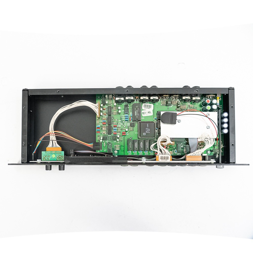 Alesis QuadraVerb 下のケースは付きません。 Alesis Quadraverb Rackmount Multi-FX Processor w/ Power Supply