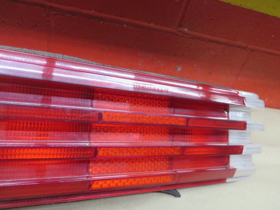 LUZ TRASERA IZQUIERDA MERCEDES BENZ w116 280SE 76-80 300SD 78-80 450SE 72-80 450SEL72-80 Foto 3 de 4