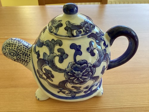 Blue and white turtle/tortoise teapot. Mint condition. No chips or flaws. - Picture 2 of 5