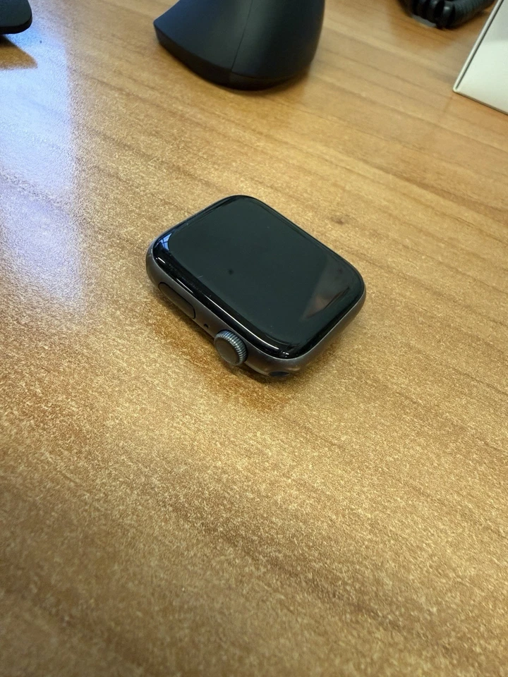 Apple Watch Series 5 44mm Cassa in alluminio color grigio siderale. - Imagen 2 de 4