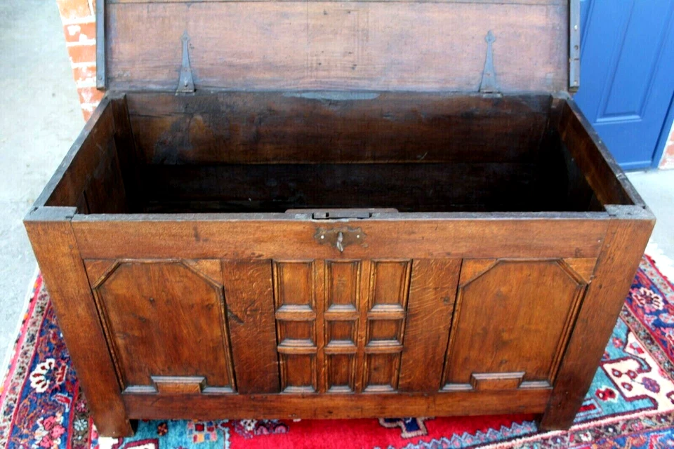Baúl renacentista francés antiguo de roble oscuro | Cofre con panel tallado de almacenamiento Foto 2 de 4