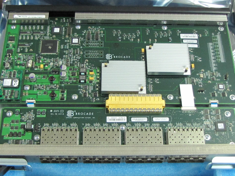 Brocade FC4-32 32 Port 4Gb BR-48000-0102, 40-0200230-02 250-098-900 & 32 SFP's - Image 3 of 3