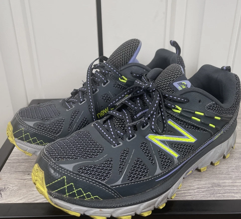 New Balance  610v4 Trail Women’s Sneaker Size 8.5 Grey Green - Image 2 of 4