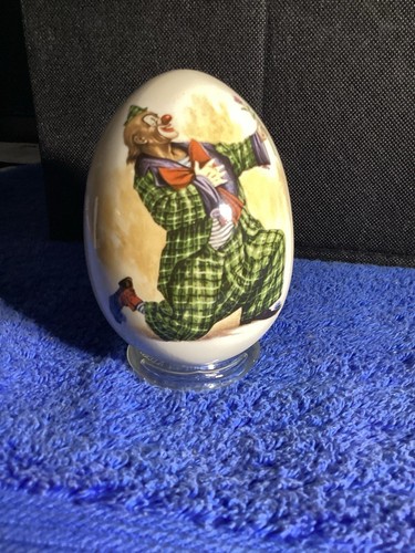 Porcelain Bisque Egg With Clown Design On Knee Holding Flower Romantic Gesture - Picture 5 of 8