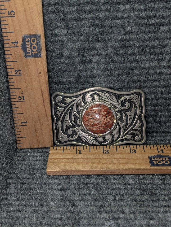 Hebilla de cinturón Western vintage con piedra de jaspe rojo y diseño de latón ornamentado Foto 4 de 4