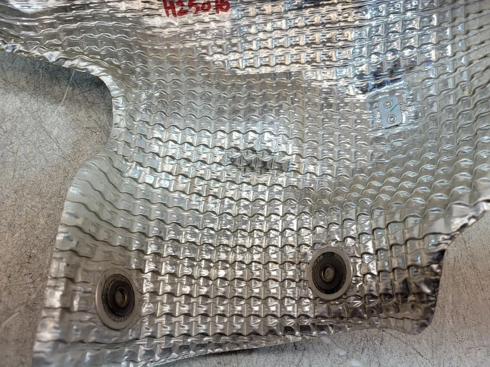 2017 2018 2019 2020 2021 2022 HYUNDAI IONIQ COLECTOR DE ESCAPE ESCUDO TÉRMICO OEM Foto 3 de 4