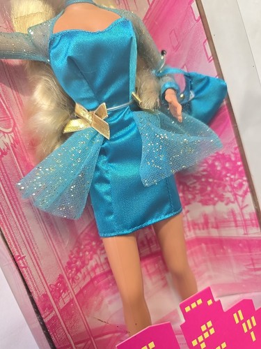 1995 City Style Barbie Special Edition #15612 - Picture 3 of 11