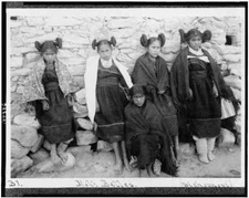 Moki belles,Sichomovi,Hopi Indians,children,clothing,hairstyles,Arizona,AZ,c1900