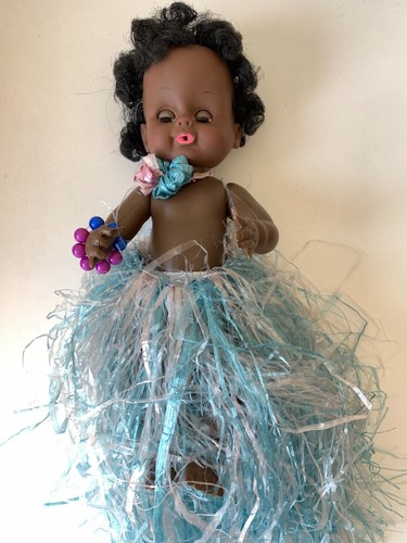 Muñeca vintage de las Islas Fiji falda azul adorno juguete decorativo ojos dormidos - Imagen 15 de 23