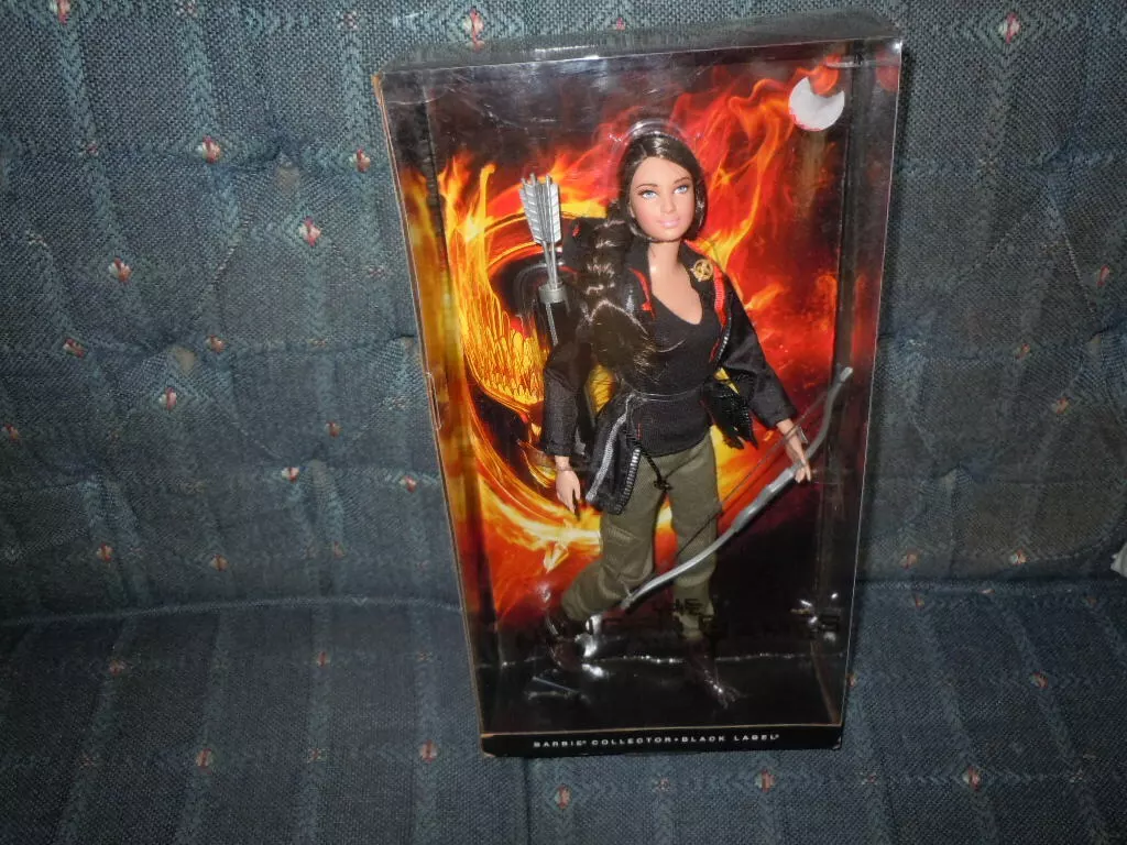 Katniss Barbie! Love <3  Jogos vorazes, Barbie, Collor