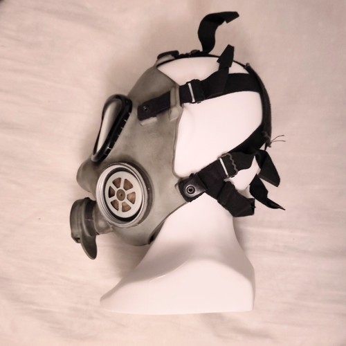 M9A1 Gas Mask - Picture 2 of 3