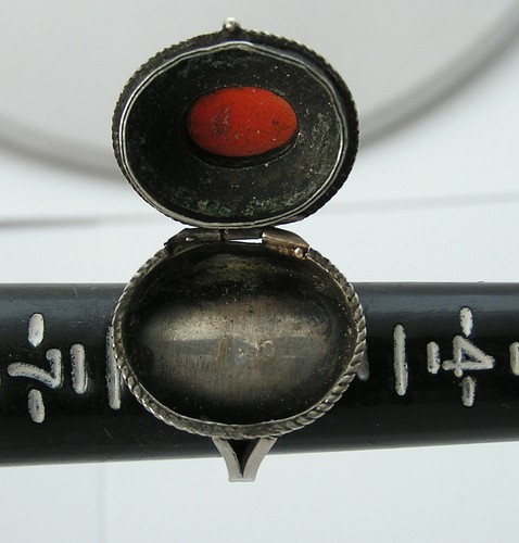 Vintage 800 Silver European Poison (Pill) Ring Natural Salmon Red Coral Cabochon - Picture 9 of 12