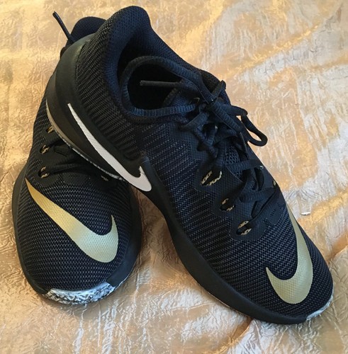 BOYS NIKE AIR MAX INFURIATE 2 BLACK METALLIC GOLD ANTHRACITE BASKETBALL SHOES 5 - Picture 2 of 9